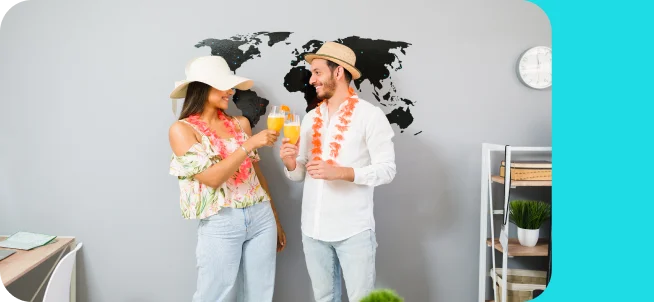 Een stel met reishoeden viert iets met een drankje voor een wereldkaart, terwijl ze praten over een verhuizing naar het buitenland, reisplannen en visummogelijkheden.